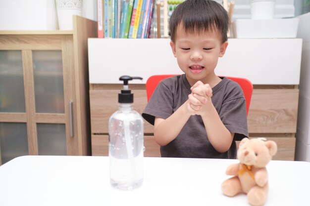 Niño usando gel desinfectante en las manos