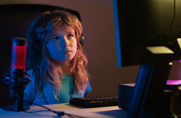 Niño usando pc en la noche niño con computadora en un cuarto oscuro red social para niños