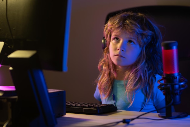 Niño usando pc en la noche niño con computadora en un cuarto oscuro red social para niños