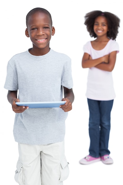 Niño usando la pc de la tableta con su hermana