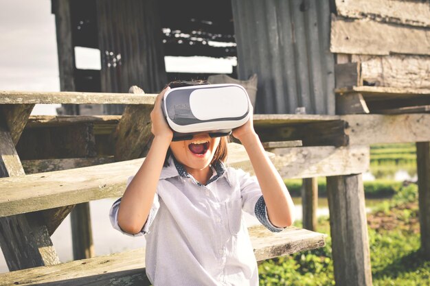 Foto niño usando un simulador de realidad virtual