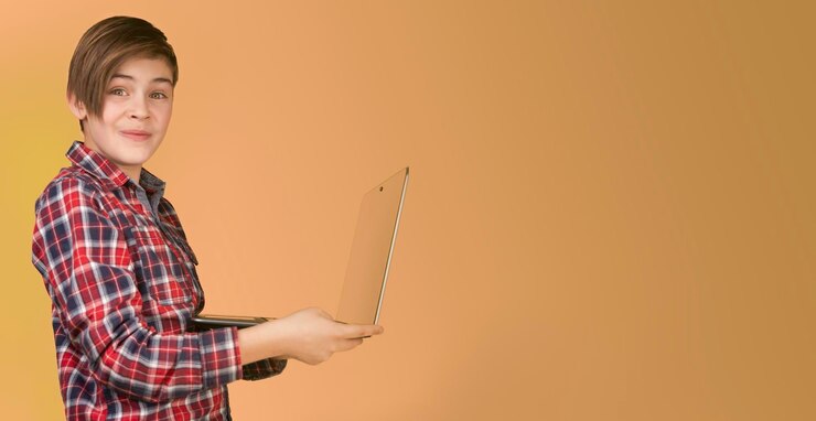 Foto niño usando su computadora portátil