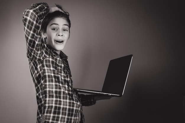 Niño usando su computadora portátil