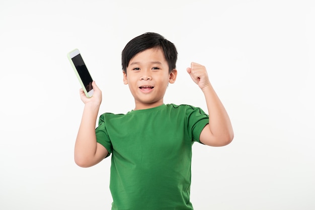 Niño usando un teléfono móvil sobre blanco, jugando, cambiando de expresión.