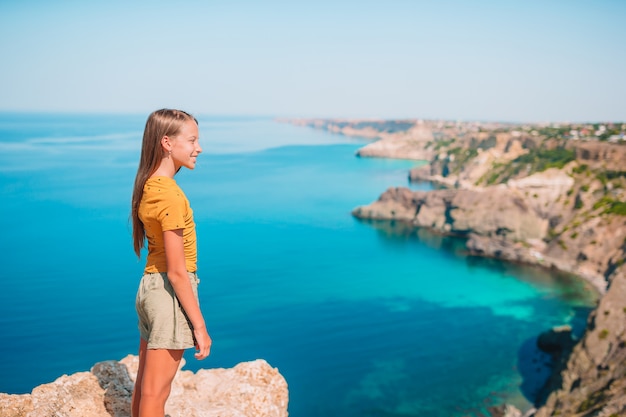 Niño de vacaciones sobre fondo de roca blanca