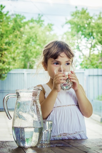 Niño vaso de agua. enfoque selectivo Beber.