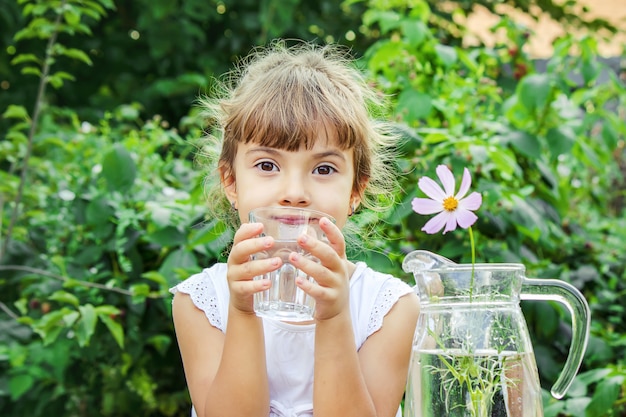 Niño vaso de agua. enfoque selectivo naturaleza.