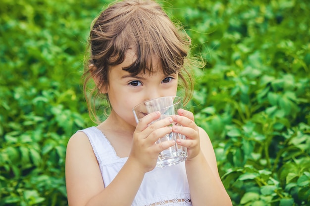 niño vaso de agua. enfoque selectivo