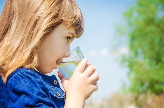 Niño vaso de agua