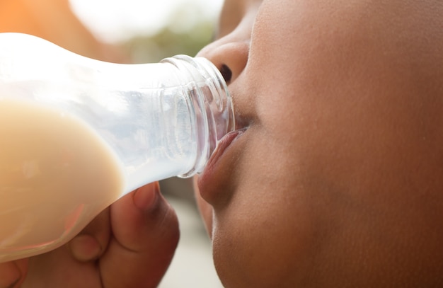 Un niño con vaso de leche, Beber leche.