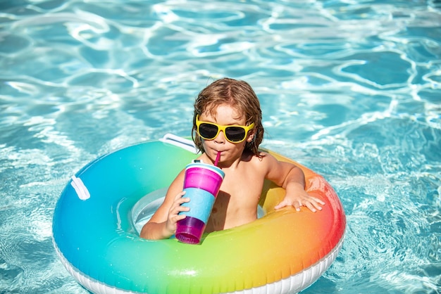 Niño de verano chico relajarse en el parque acuático Vacaciones de verano