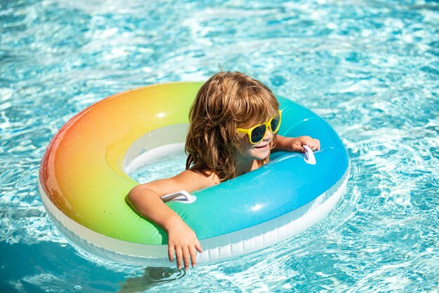 Niño de verano Fin de semana de verano Niño en piscina Niño en parque acuático
