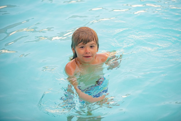 niño de verano. Niño nadando en la piscina. Actividades en la piscina. Concepto de vacaciones de verano.