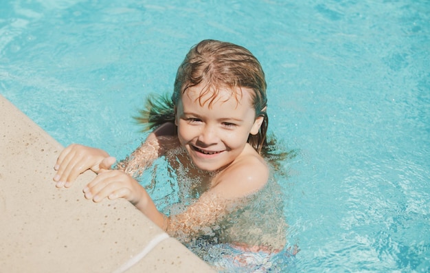 niño, en, verano, piscina, niño, práctica, natación