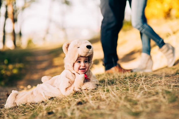 niño vestido como un oso