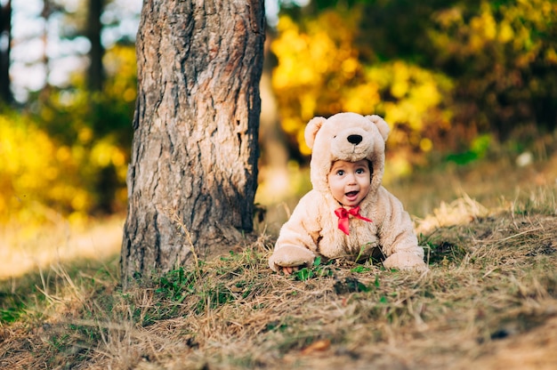 niño vestido como un oso