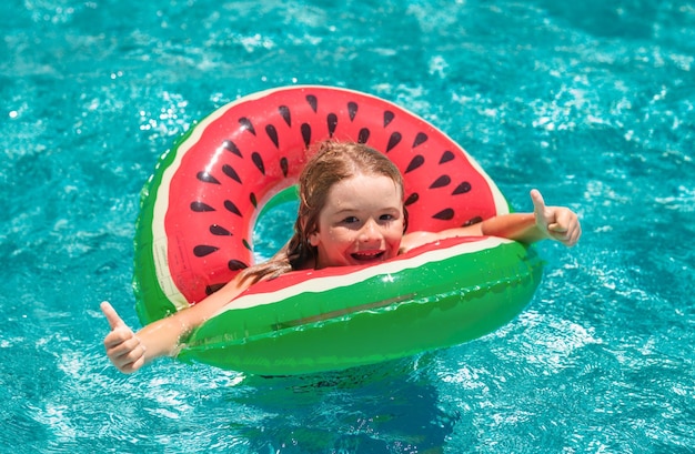 Niño viajando en verano en la piscina niños vacaciones de verano concepto retrato de niños de verano en el mar