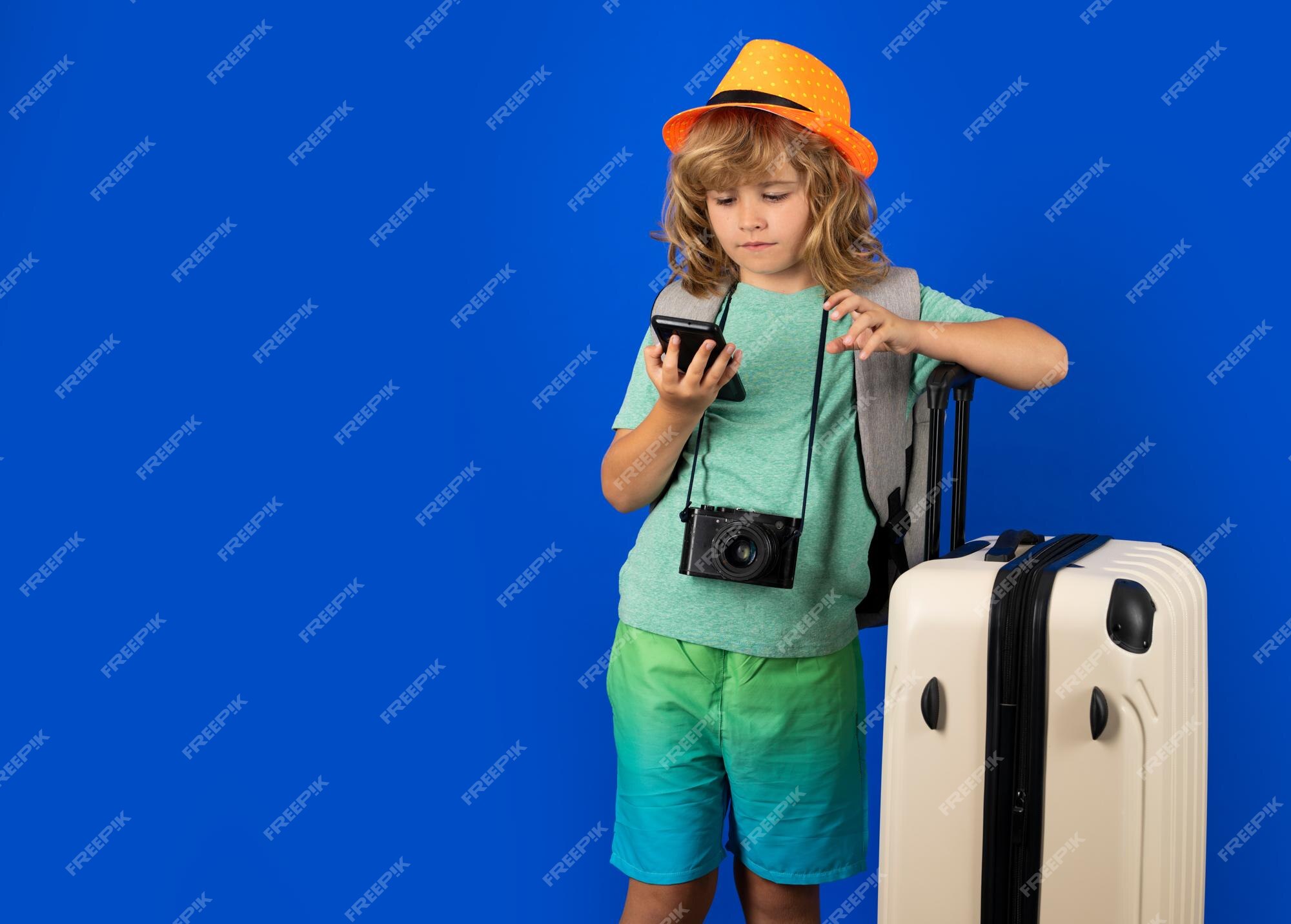 Niño viaje con bolsa de viaje niño con maleta sueños de aventura vacaciones estudio niños retrato | Foto Premium