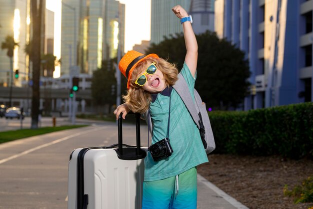 Foto niño viajero con bolsa de viaje al aire libre turismo infantil