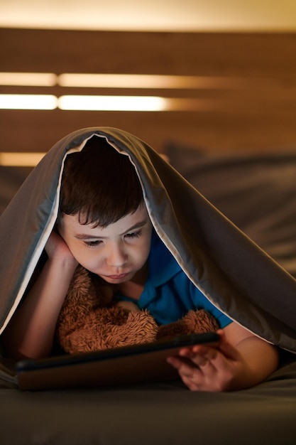 niño viendo videos en la noche