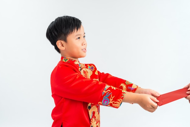 Niño vietnamita en un ao dai rojo recibió un sobre Concepto de año nuevo lunar