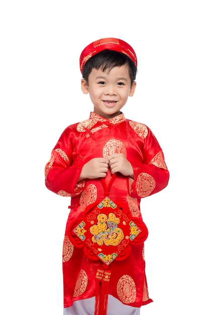 Foto niño vietnamita carpa rellena de carpa. retrato de un apuesto bebé asiático en traje tradicional de fiesta. lindo niño vietnamita en vestido rojo ao dai sonriendo.