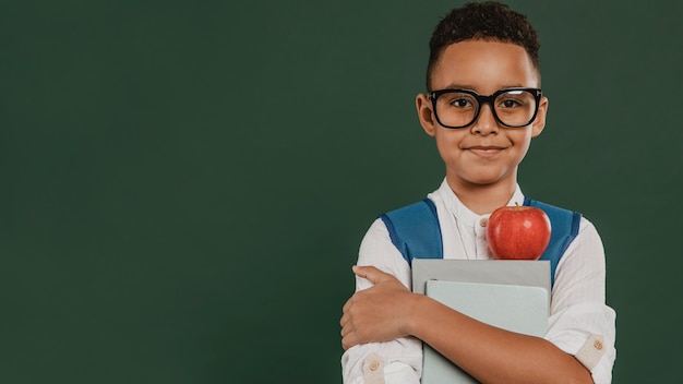 Foto niño de vista frontal con espacio de copia de gafas de lectura