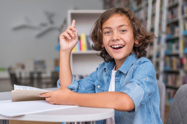 Foto niño de vista lateral que tiene una idea de cómo resolver un problema