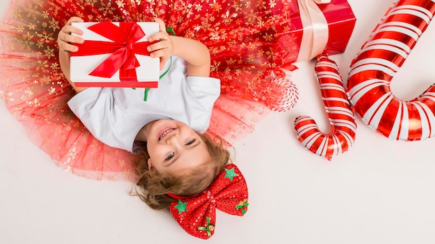 Foto niño de vista superior rodeado de elementos navideños