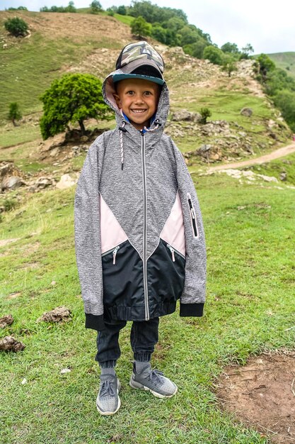 Un niño en las vistas de fondo de las montañas de Daguestán cerca del pueblo de Gamsutl Rusia junio de 2021