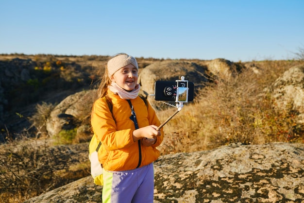 Niño vloguero filmando diario de video diario al aire libre niño creando contenido de redes sociales