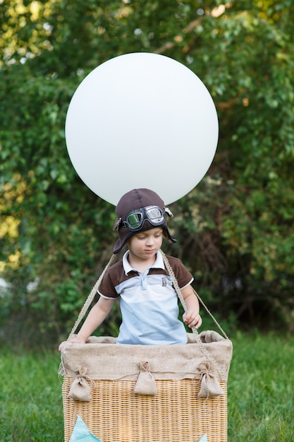 Niño volador en una canasta con un globo