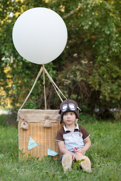 Niño volador en una canasta con un globo