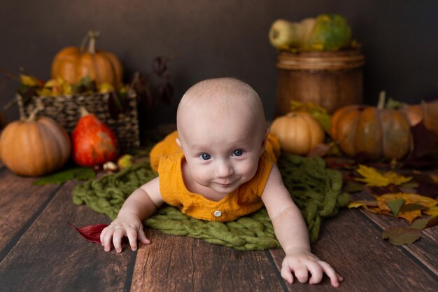 Foto el niño yace en la decoración de otoño recién nacido niño bebé primera sesión de fotos