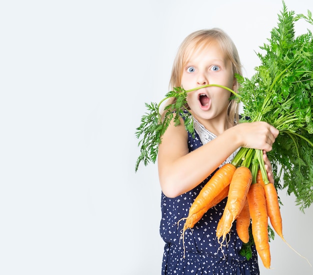 Un niño con zanahorias con tapas