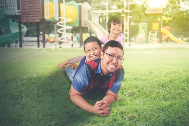 Niños abrazados a sus padres en el parque