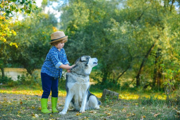 Los niños abrazan con amor a su perro mascota recuerdos de la infancia niños acampando con perros mascotas niños y