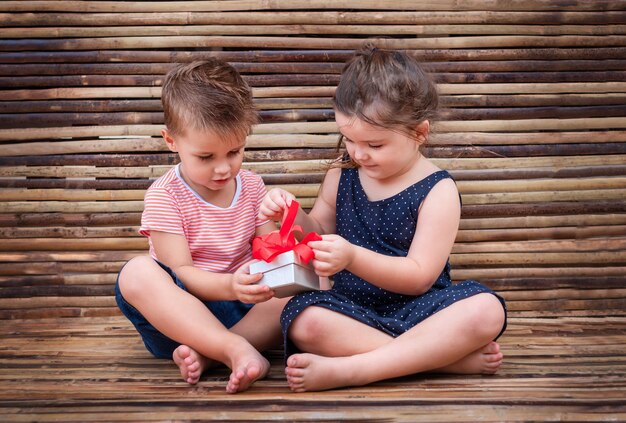 Los niños abren la caja de regalo.