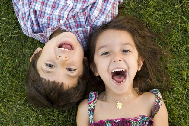 Foto niños adorables niños pequeños mirando algo sesión de fotos