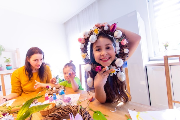 Los niños adoran las vacaciones de primavera y esperan la Pascua.