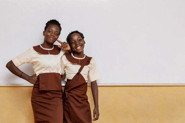 Niños africanos en clase en la escuela.