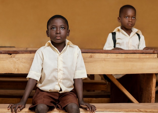 Foto niños africanos en clase en la escuela.