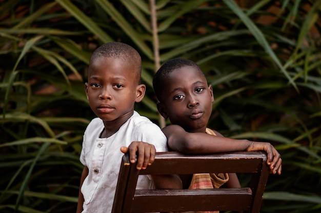 Niños africanos de primer plano posando juntos