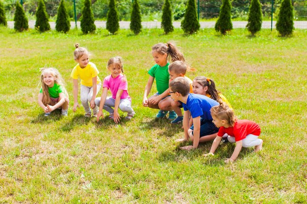 Niños agazapados preparados para saltar. Actividades deportivas en el receso escolar