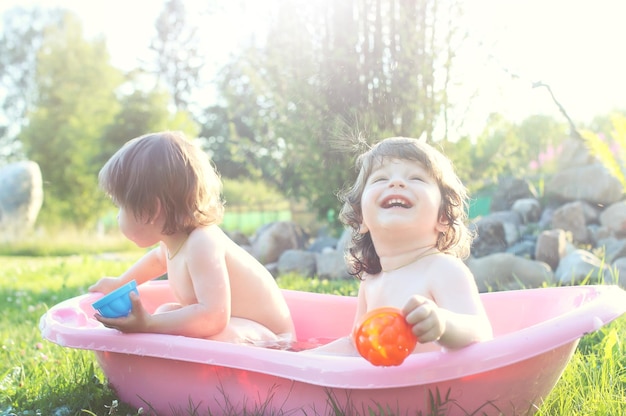 Niños en agua de baño al aire libre