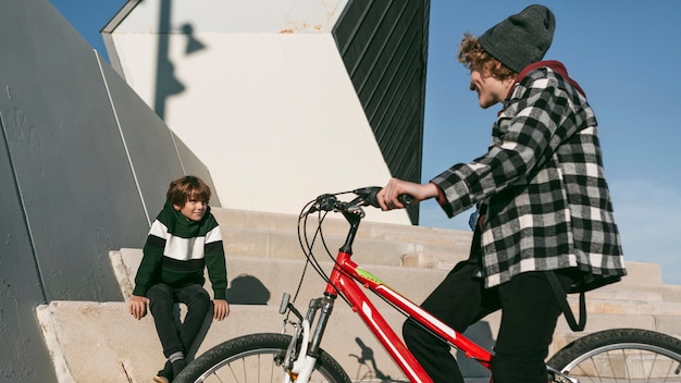 Foto niños al aire libre con una bicicleta.