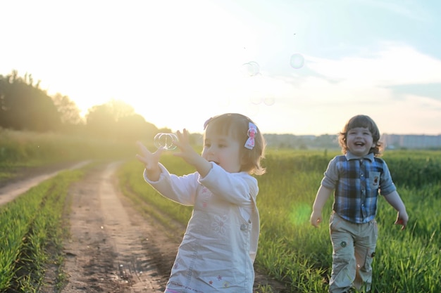 Niños al aire libre en la naturaleza en el campo de hierba.