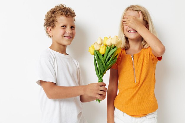 Niños alegres divertido regalo de cumpleaños sorpresa ramo de flores fondo aislado inalterado