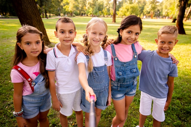 Niños alegres tomando una selfie en el parque