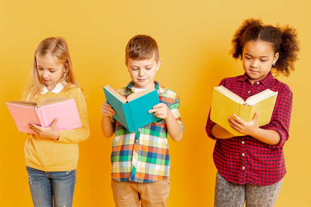 Foto niños de alto ángulo concentrados en la lectura